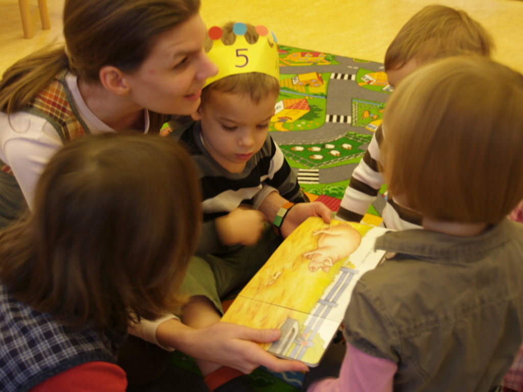 A gyermekek a Sashegy Óvodában a középső csoporttól kezdődően heti rendszerességgel találkoznak az angol nyelvvel.